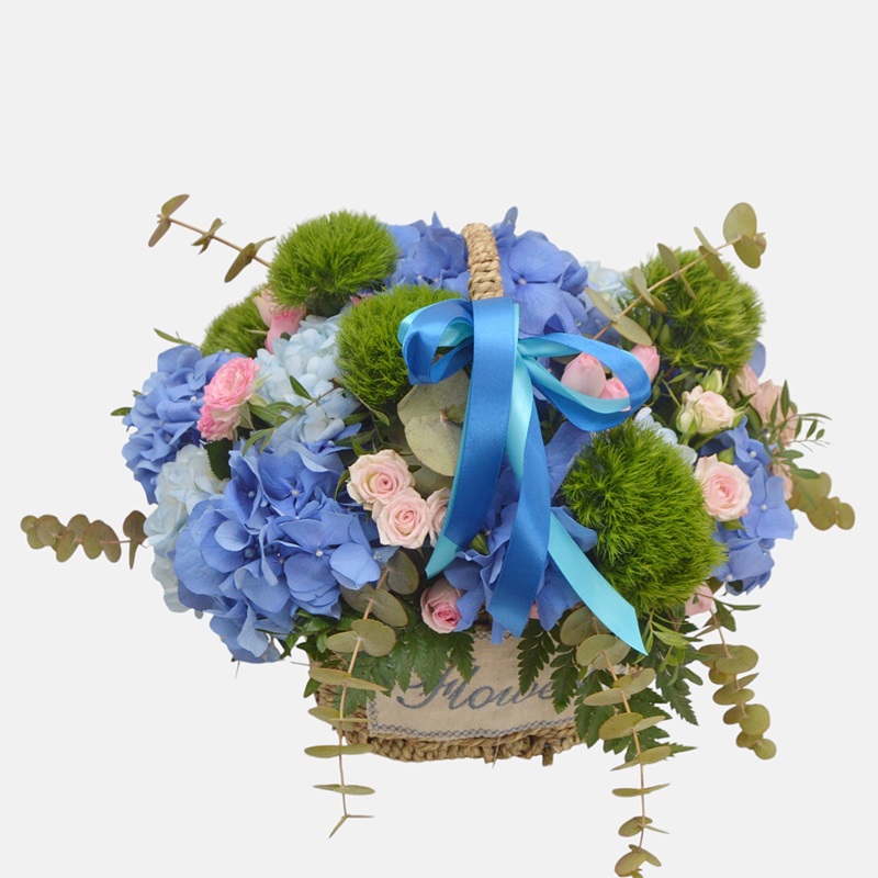 aranjament floral cu flori albastre in cos