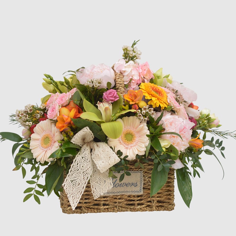 aranjament floral cu gerbera, bujori si frezii in cos