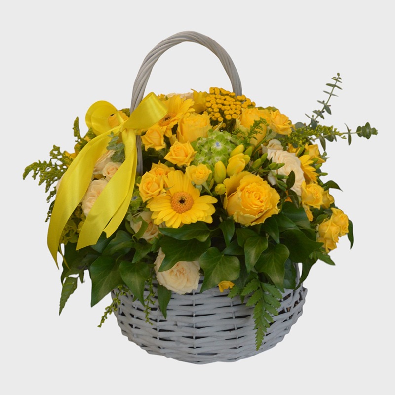 Aranjament floral in cos "Zambet auriu"