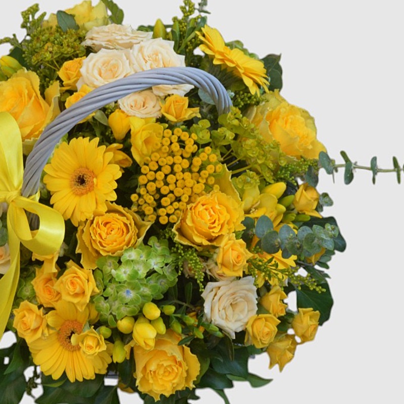 Aranjament floral in cos "Zambet auriu" - imagine 3