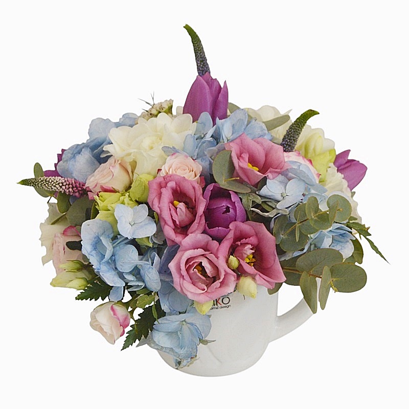 aranjament floral cu hortensie si lalele in stropitoare ceramica