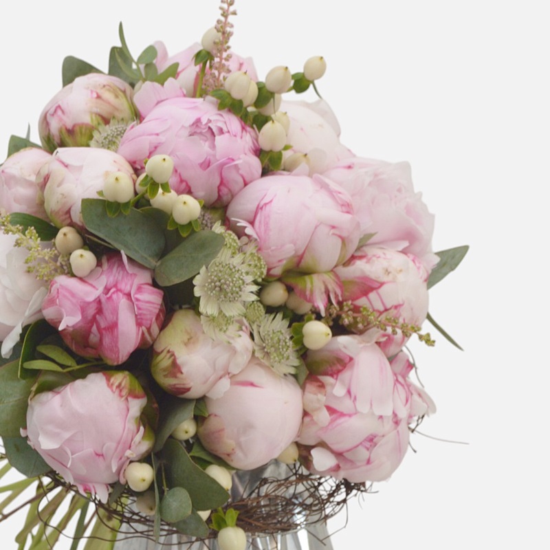 buchet de bujori roz si hypericum alb