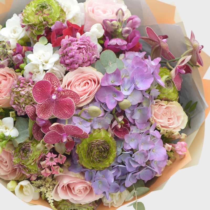 Buchet trandafiri, ranuculus si hortensie