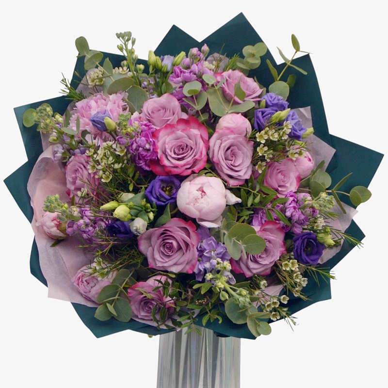 buchet de trandafiri si bujori in nuante de roz