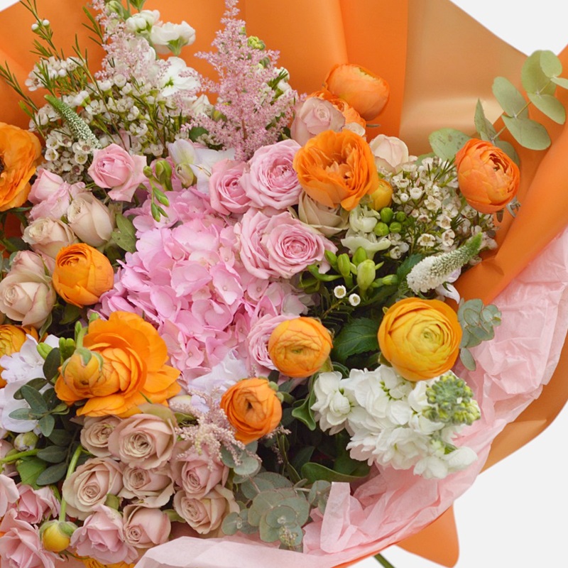 Buchet cu ranunculus si trandafiri "Apus de soare roz" - imagine 2