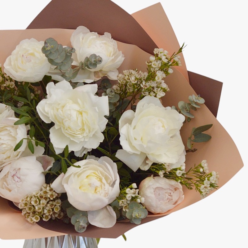 Buchet floral cu bujori "Alb de vis" - imagine 2