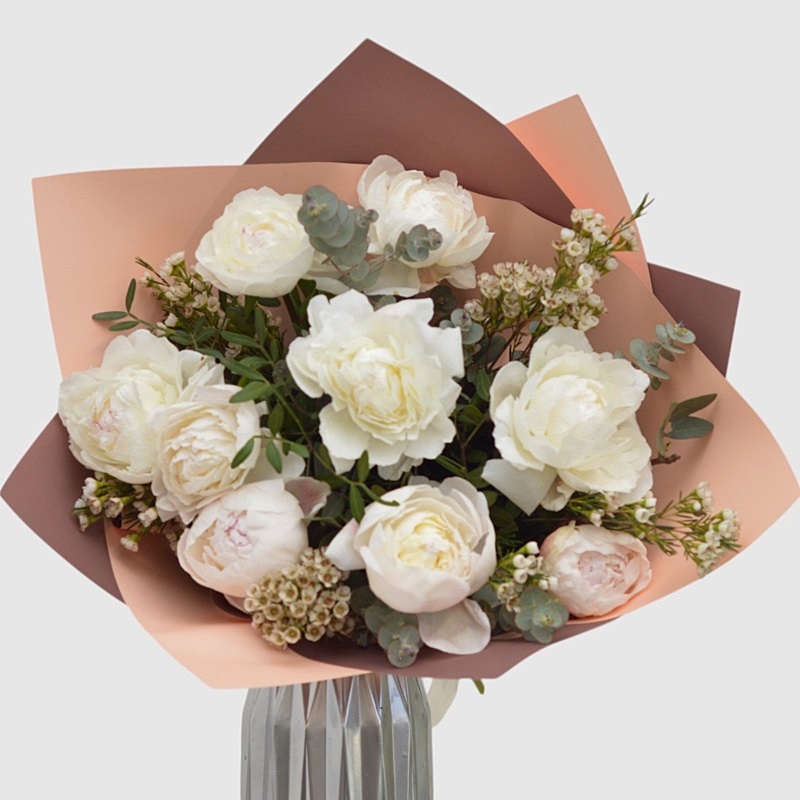 buchet cu bujori albi in ambalaj crem