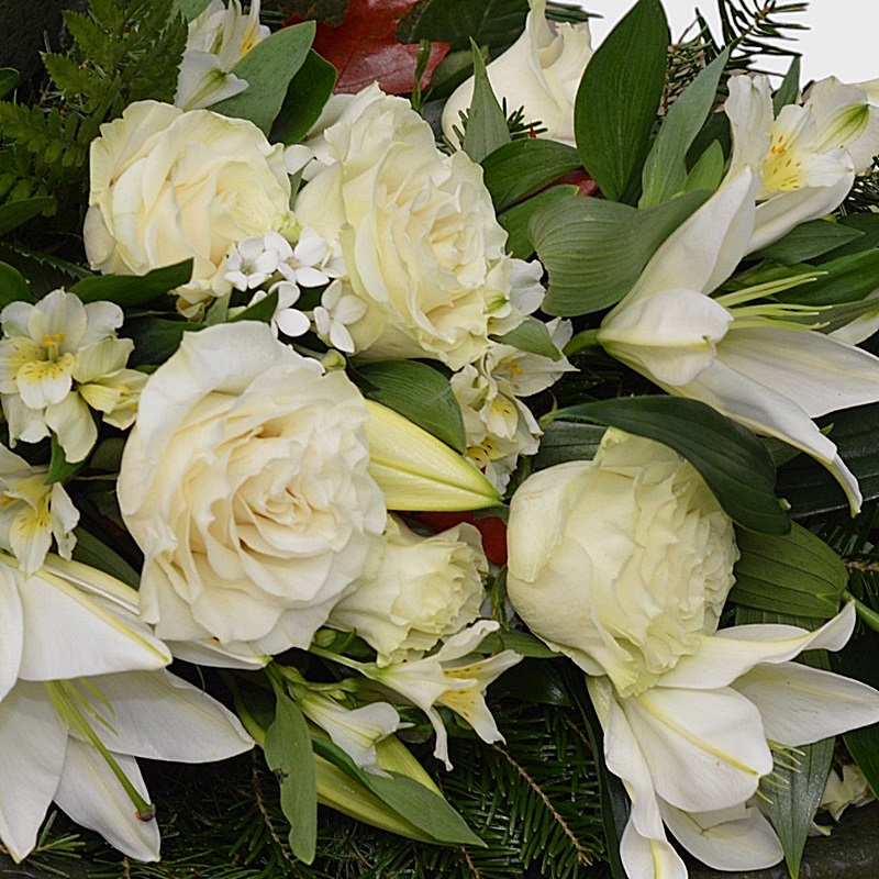 Buchet funerar cu crini si trandafiri - imagine 3