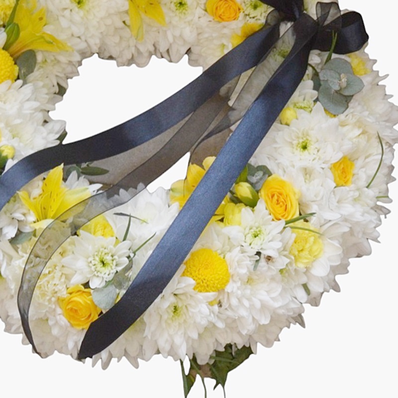 Coroana funerara cu crizanteme, miniroze si alstroemeria - imagine 3