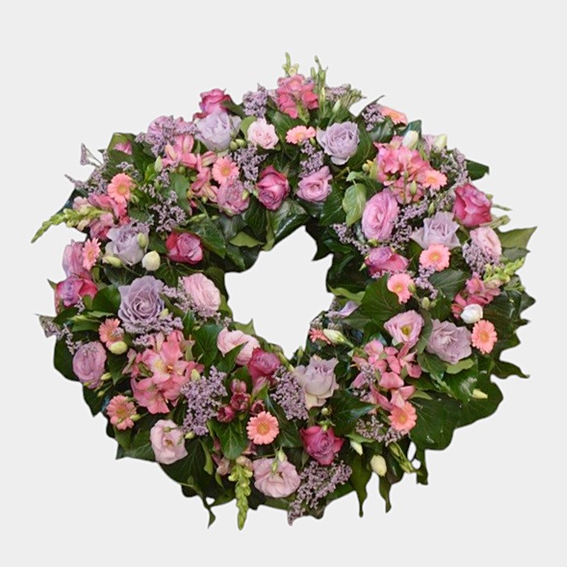 coroana funerara cu trandafiri in nuante de roz si mov