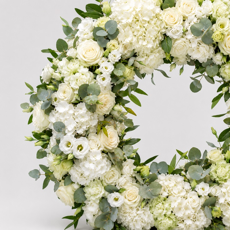 Coroana funerara cu trandafiri si hortensii pe suport cu picior - imagine 2