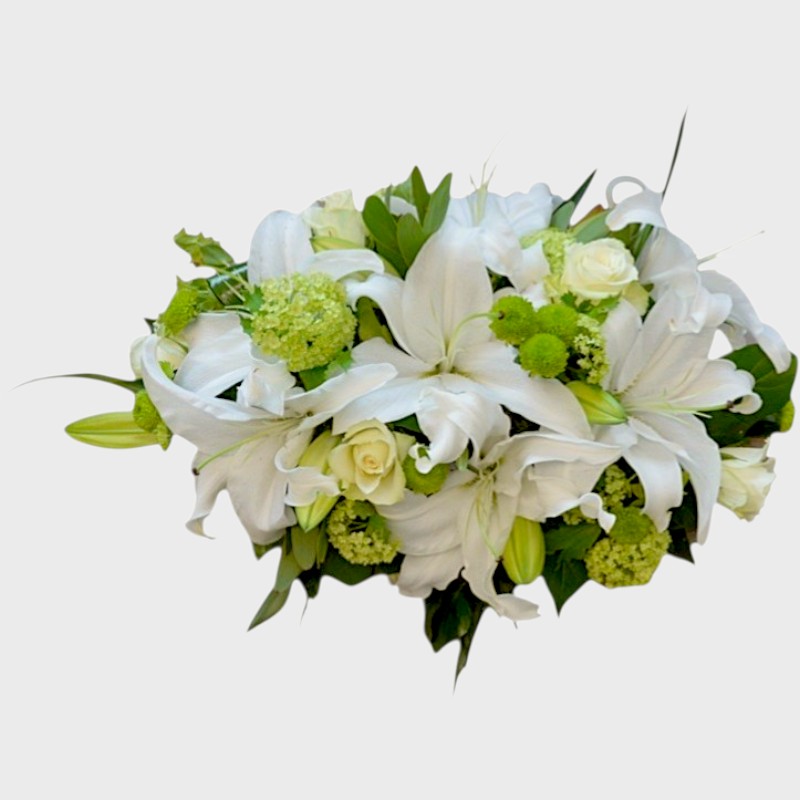 Aranjament funerar de sicriu cu crini