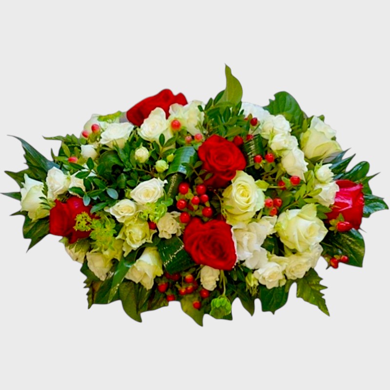 Aranjament funerar de sicriu cu trandafiri rosii si miniroze albe