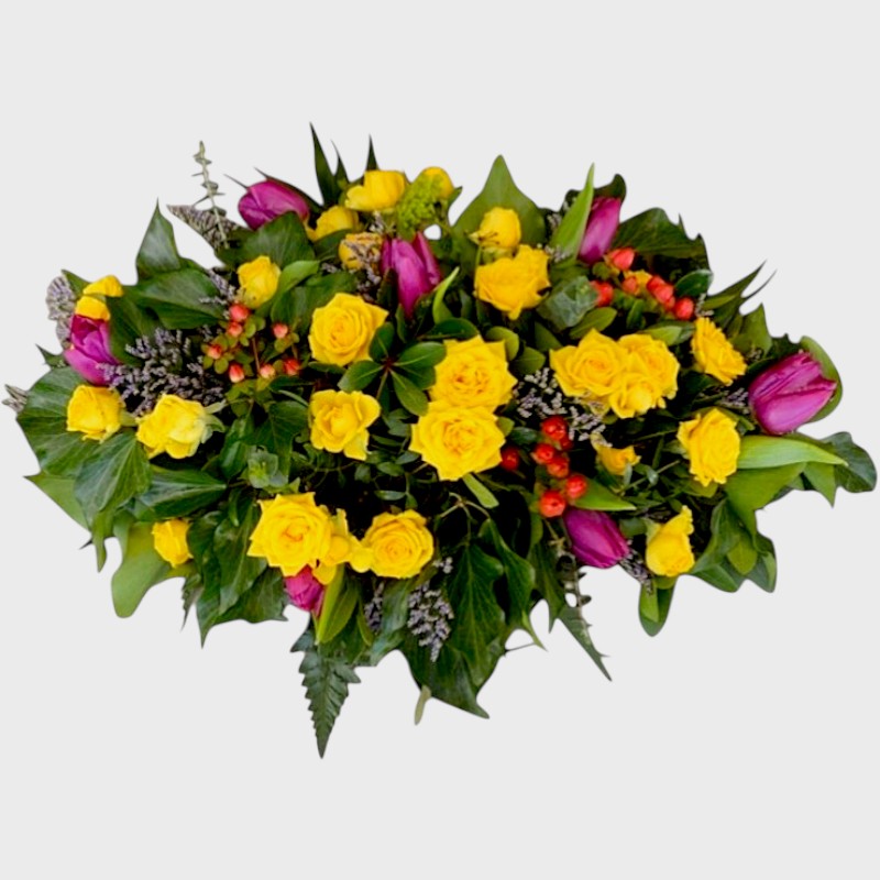 Aranjament funerar cu lalele mov si miniroze galbene