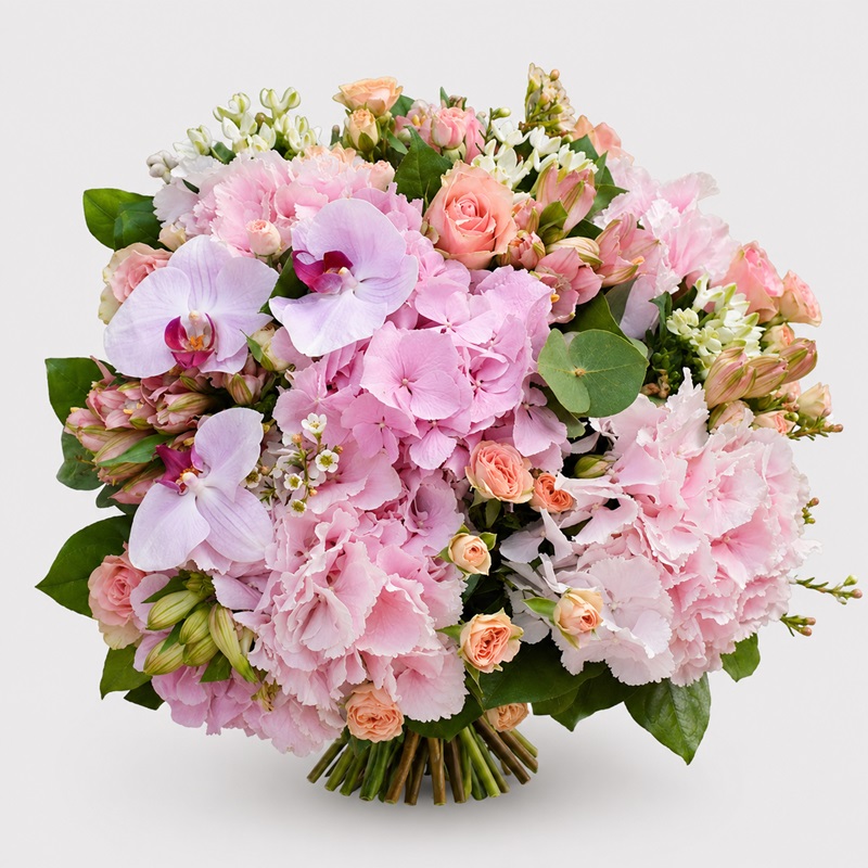 Buchet roz pastel cu hortensie, orhidee Phalaenopsis, trandafiri roz, miniroze și flori albe decorative.