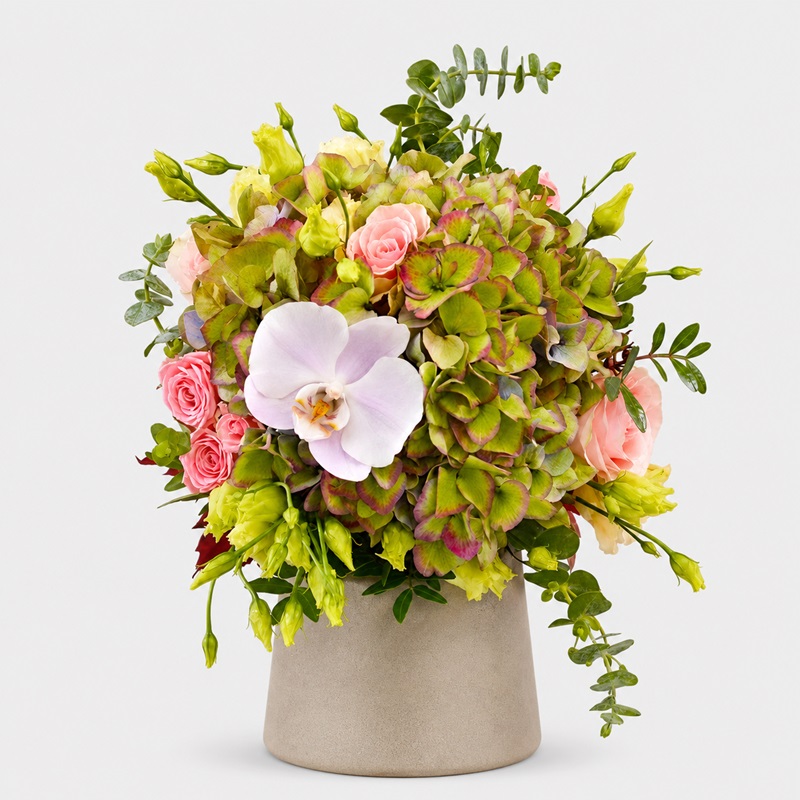 Buchet elegant cu hortensie verde, orhidee alba, trandafiri roz, lisianthus verde și eucalipt