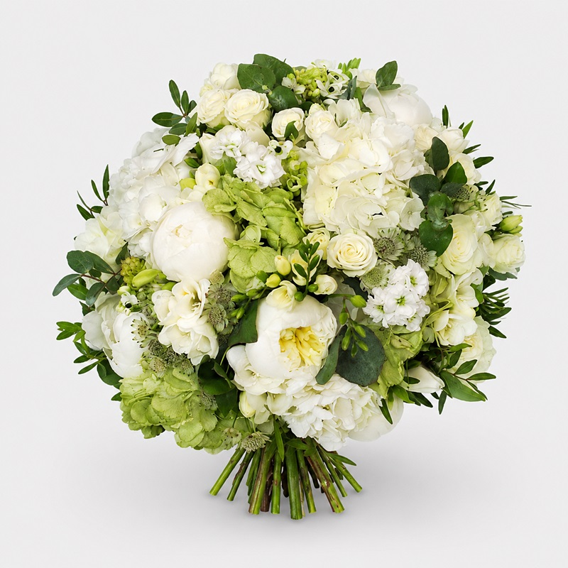 Buchet cadou alb cu frezii, bujori si hortensii
