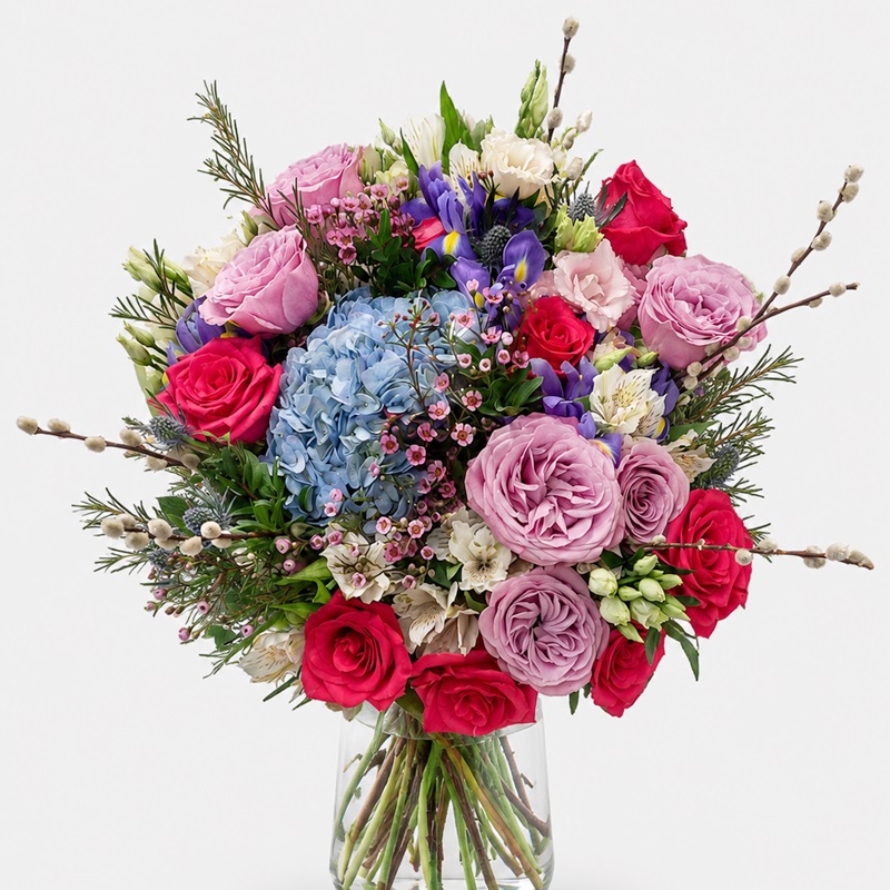 Buchet cadou premium cu hortensie, trandafiri si irisi Aurora de Catifea