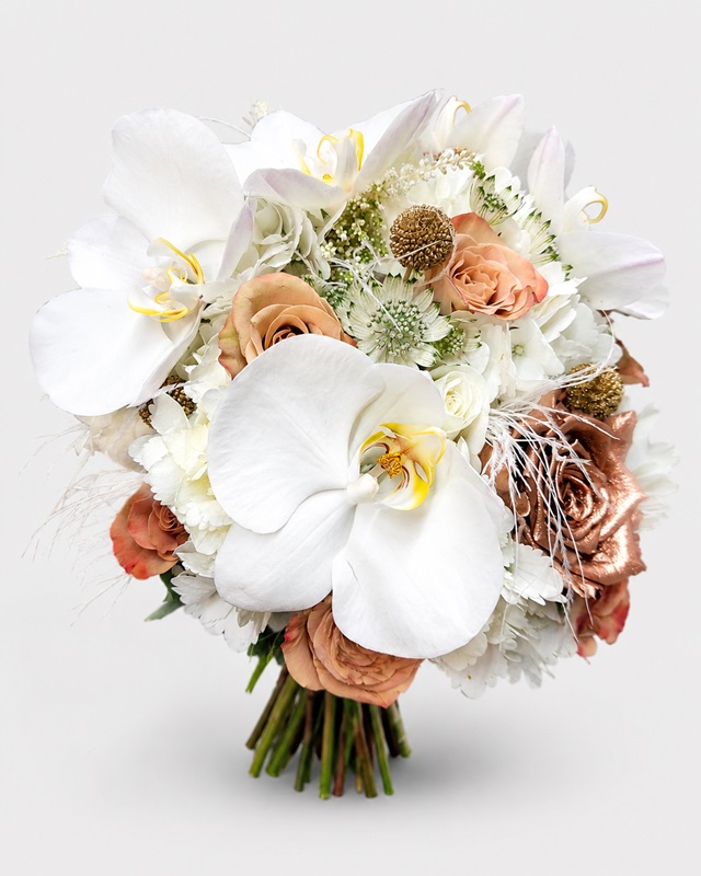 Buchet de mireasă premium cu orhidee Phalaenopsis albe, trandafiri nude, astrantia, miniroze crem și accente aurii