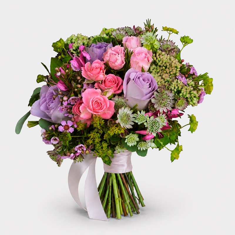 Buchet de mireasa pastel cu trandafiri mov, trandafiri roz, miniroze, lisianthus, astrantia si verdeata decorativa