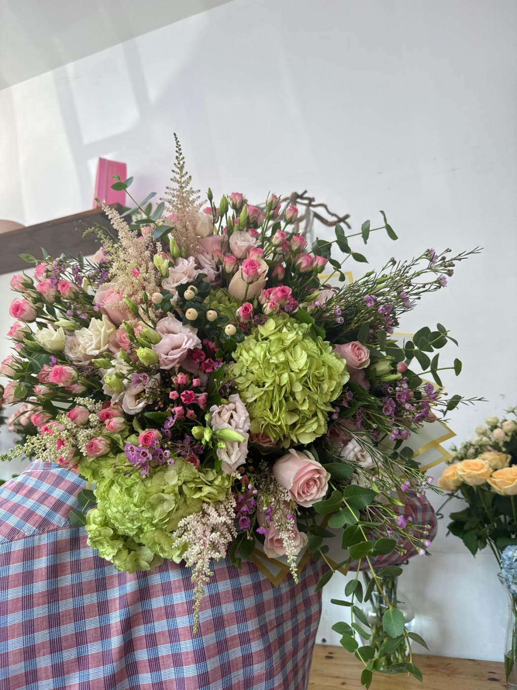 buchet cu hortensii, trandafiri si miniroze in varianta premium