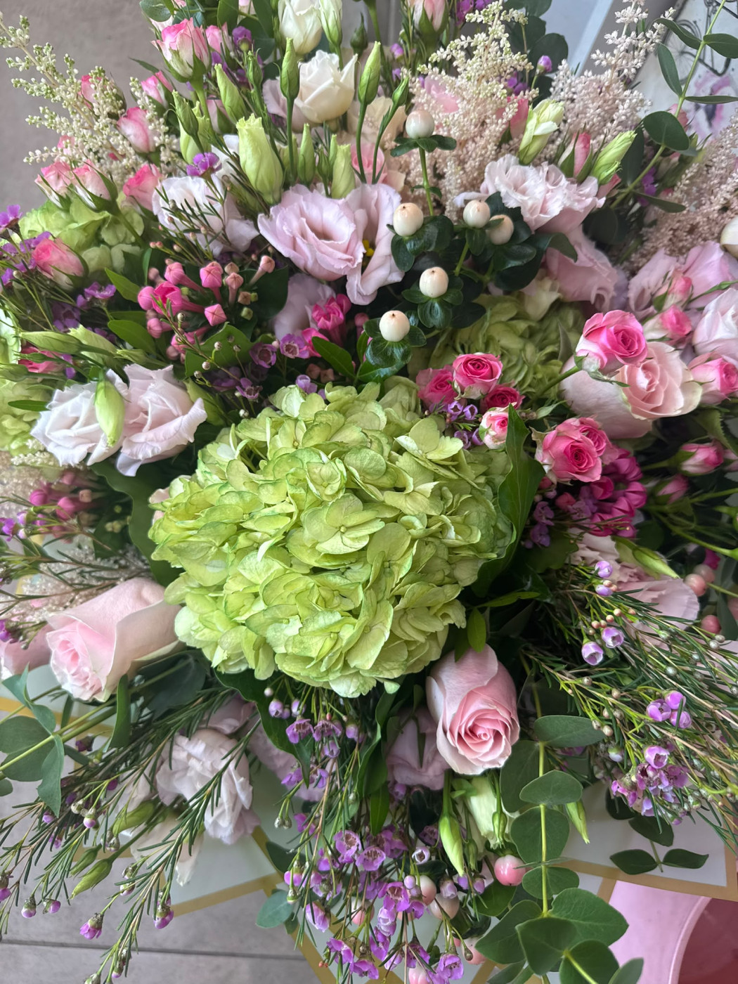buchet premium cu hortensii si trandafiri
